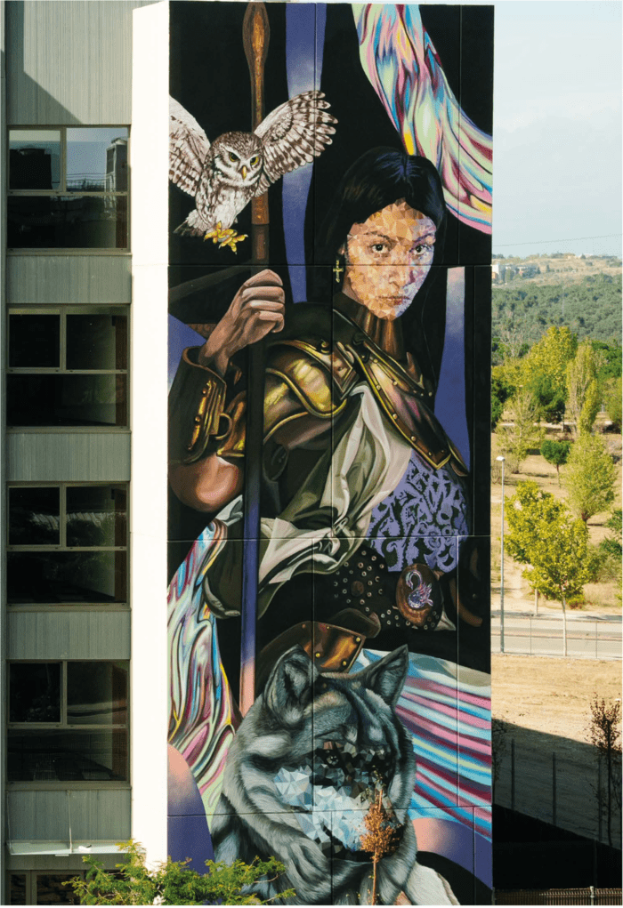 diosa de la guerra con lobo y búho hecha por Uriginal en la fachada de Livensa Living en Madrid Alcobendas