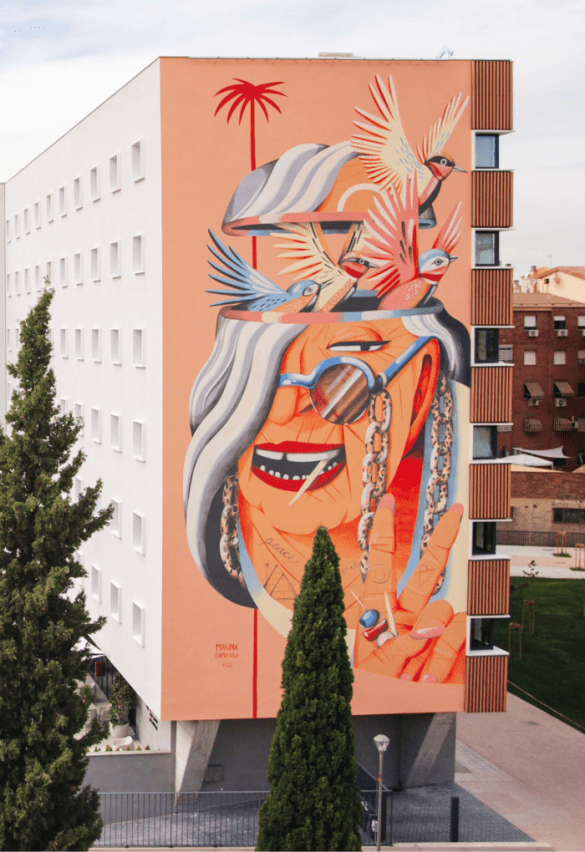 arte sobre anciana hecho por Marina Capdevila en Livensa Living Granada fachada gigante