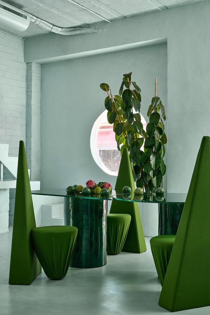 mesa de cristal con sillas verdes de masquespacio