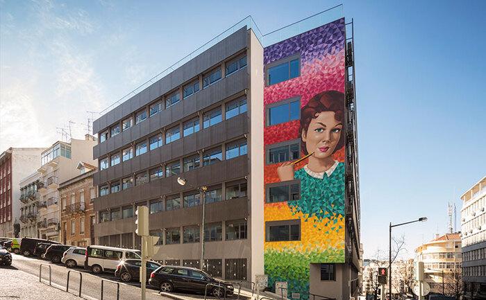 mujer pop de los 80 hecho por Mr. Dheo en Lisboa Marques de Pombal en fachada gigante de Livensa Living
