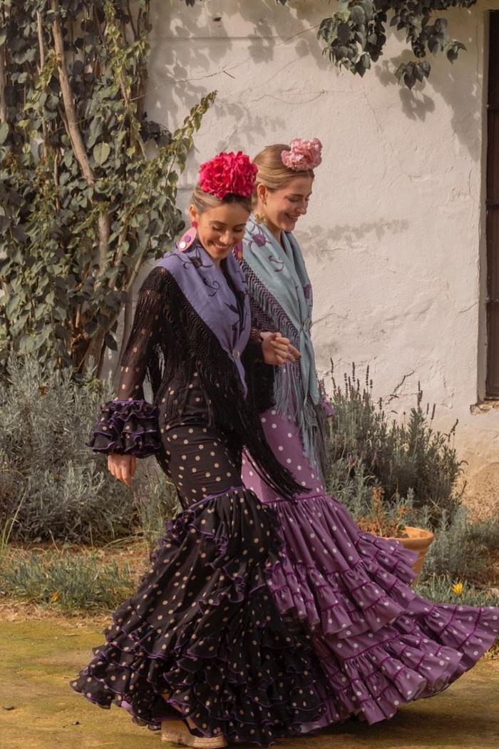 jovenes caminando alegres vestidas de flamenco 