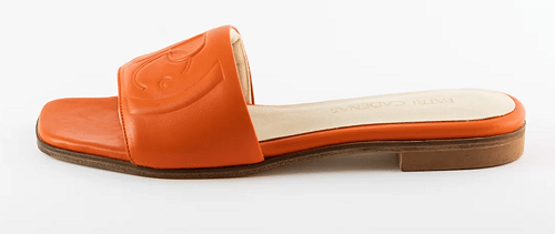 Mule sandalia plana destalonada en color naranja para el verano