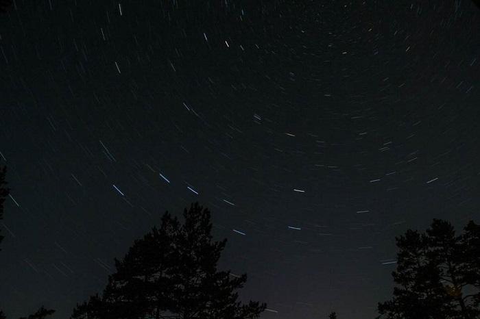 Cielos de Noruega por la noche con estrellas
