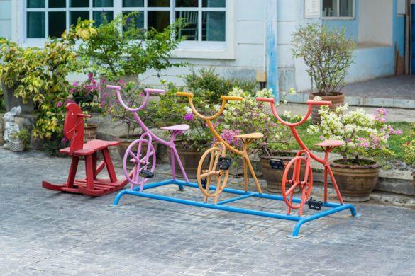 juego y bicicletas coloridas de niños en un parque infantil