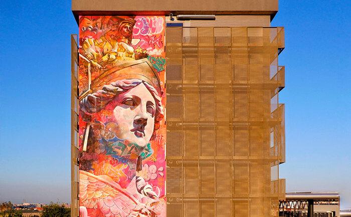 diosa griega en fachada de Livensa Living Barcelona hecho por PichiAvo