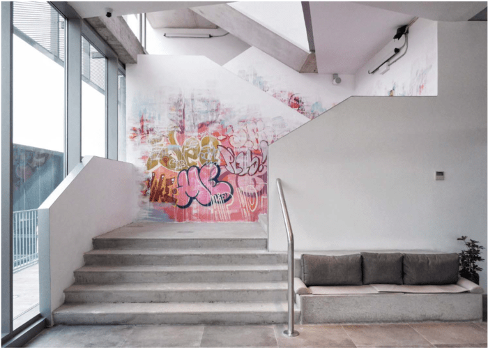 Arte de letras en escaleras hecho por PichiAvo en Barcelona