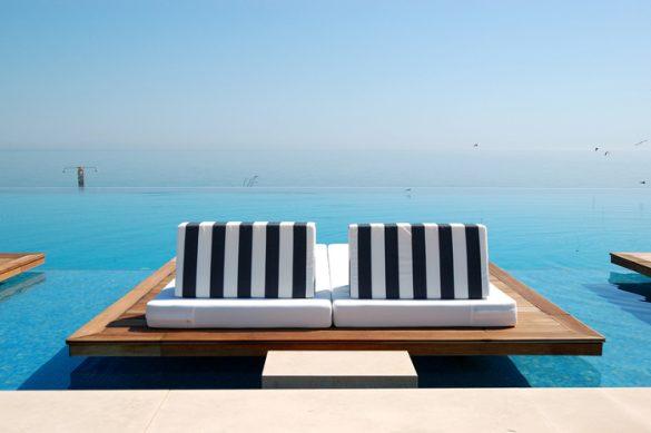 piscina frente al mar con dos asientos de raya