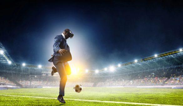 hombre jugando a futbol en estadio con gafas realidad virtual