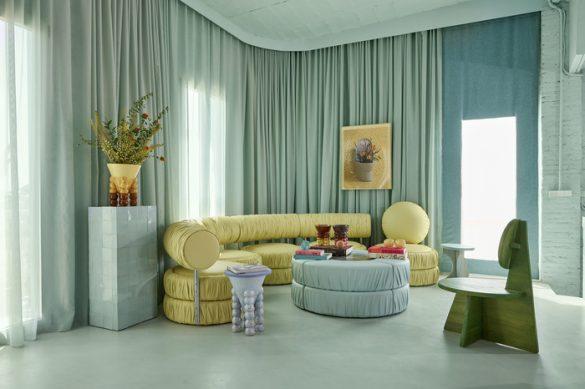 salón con sofá amarillo y cortinas blancas de masquespacio