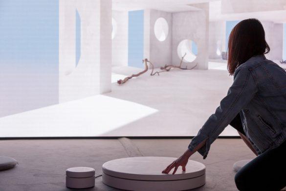 mujer interactuando con la obra de Six N. Five en la exposición Digital After All