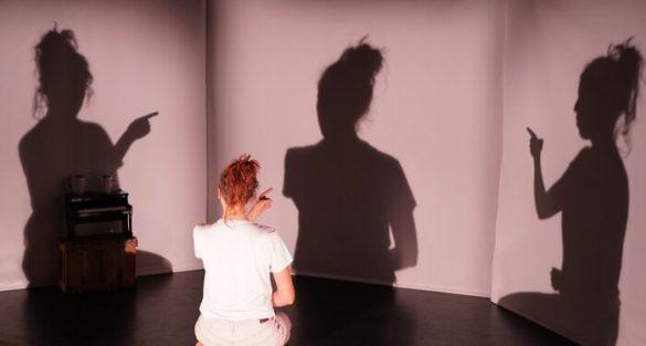 artista actuando con sombras