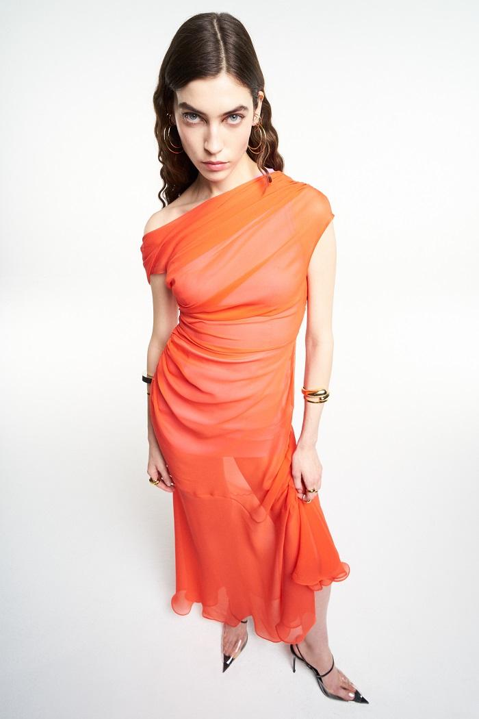 Modelo con un vestido naranja para el verano