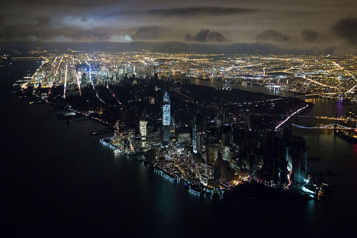 ciudad de noche con luces encendidas fotografía hecho por Iwan Baan